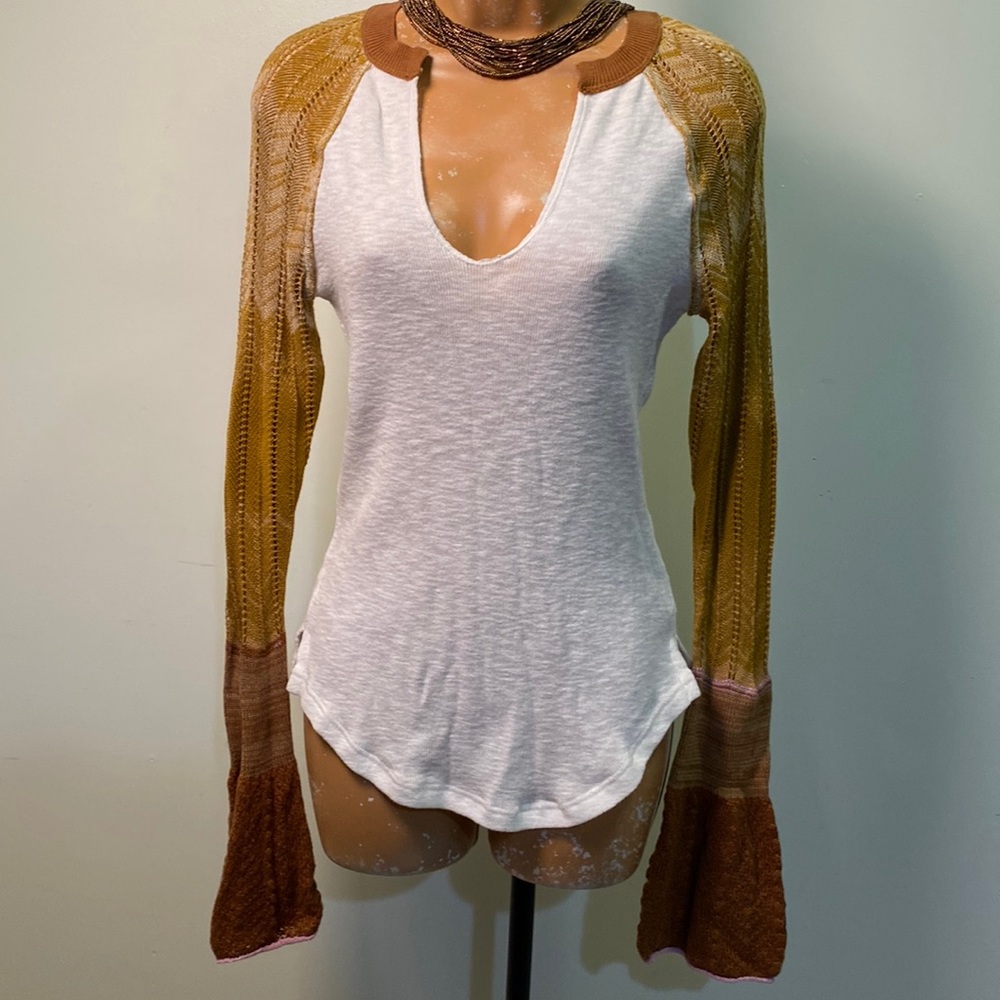 🛝⬇️ NWOT We The Free, Gorgeous Top. Knit sleeves with amazing details.